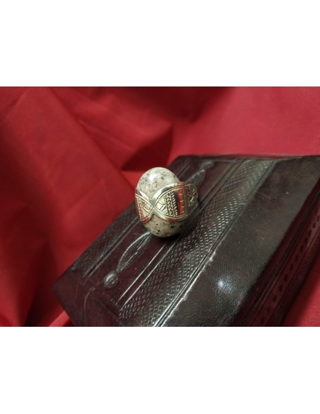 Anello in argento con pietra ovale in pietra di agata screziata