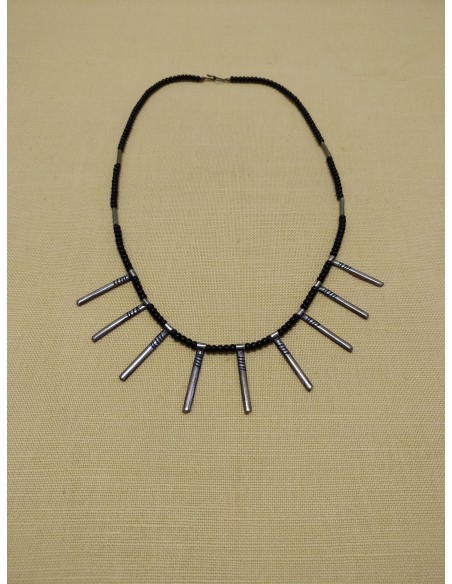 Collana con perline in onice nero e bastoncini pendenti  in argento